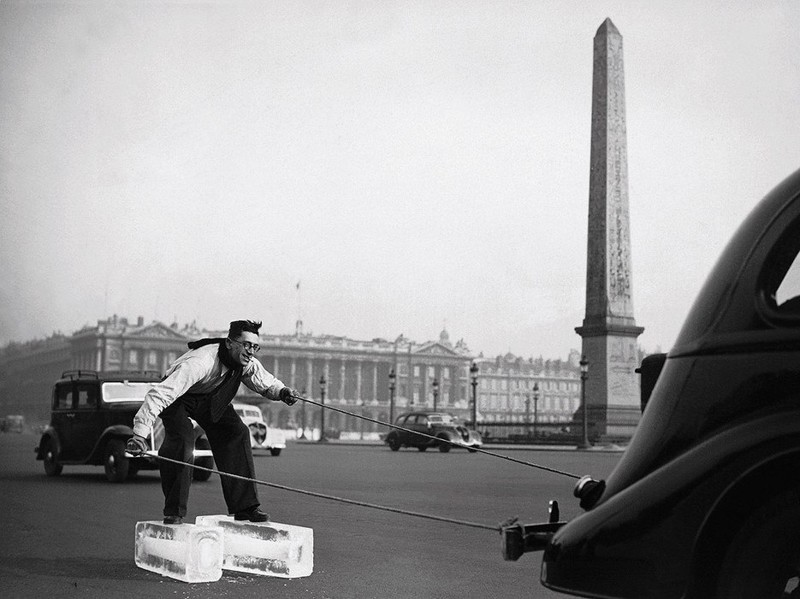 Скольжение на ледяных брусках, Париж, площадь Согласия, 1940 год.