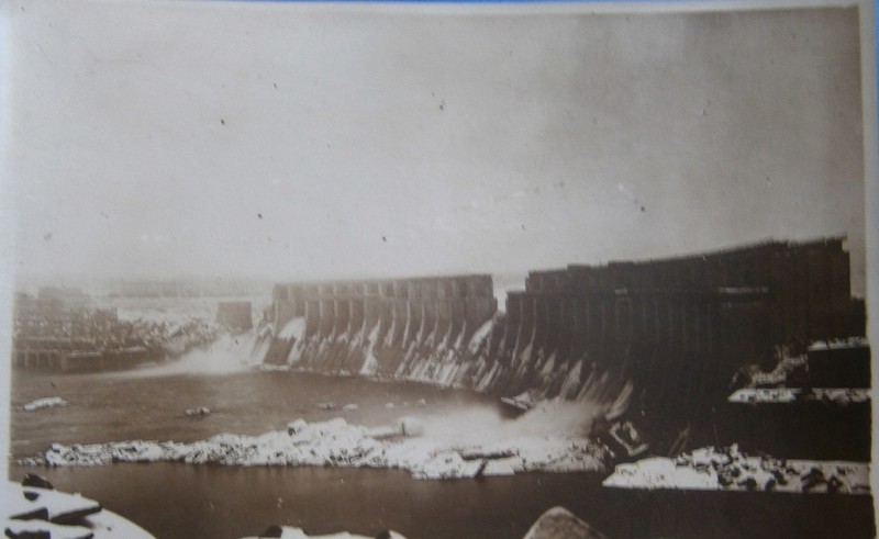 Взорванная Днепровская гидроэлектростанция (Днепрогэс), 1943 год.
