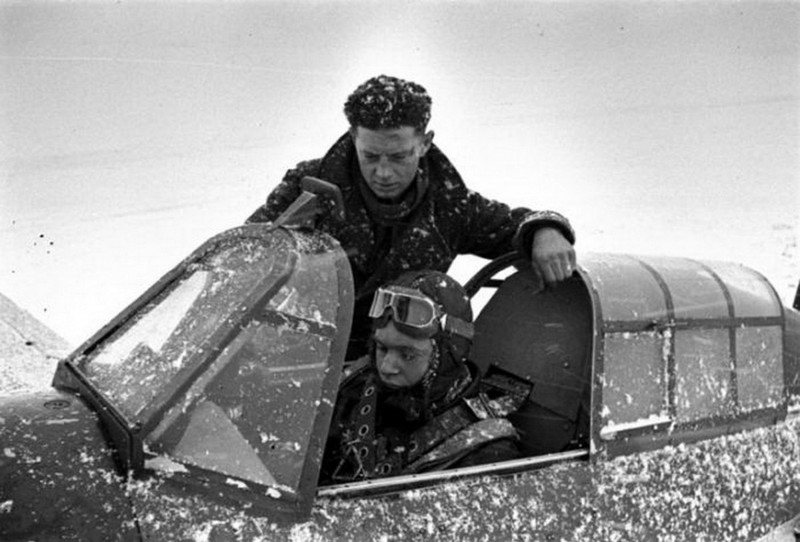 Британский пилот обучает советского лётчика работать на «Харрикейне». Север СССР, конец 1941 года.