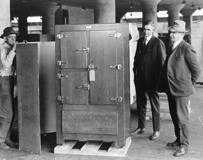 8 августа 1899 года американский изобретатель Альберт Маршалл запатентовал холодильник.