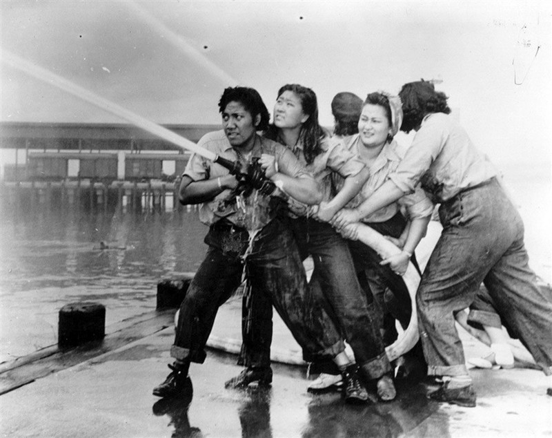 Женщины-пожарные в Перл-Харбор, 1941 год.