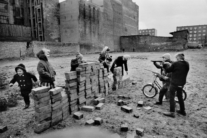 Дети играют в " Стену" в Западном Берлине, 1962 год.