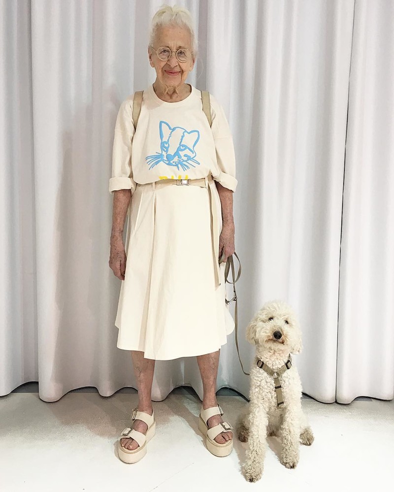 95-летняя жительница Вены покорила Instagram* своими стильными луками на фоне штор