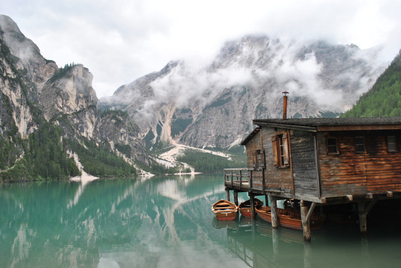 Домик на озере Брайес, Италия