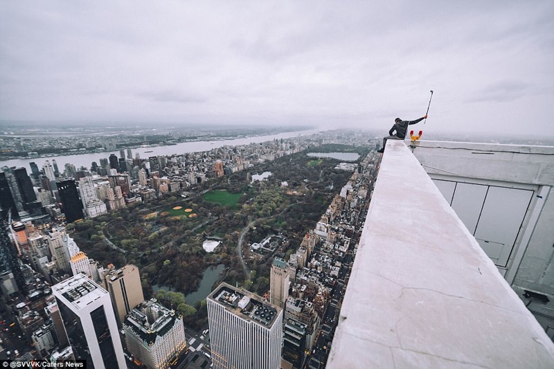 На все ради фото: экстремалы фотографируются на небоскребах без страховки