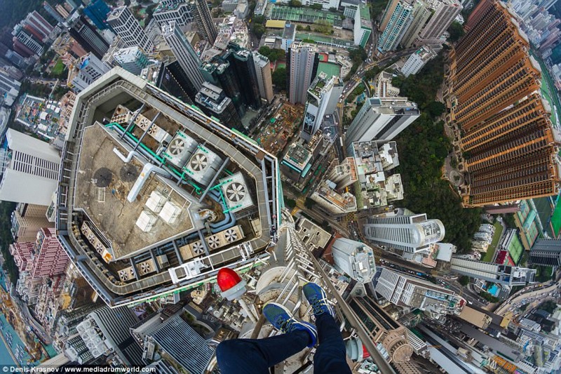 На все ради фото: экстремалы фотографируются на небоскребах без страховки