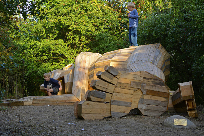 Художник прячет деревянных гигантов в парках Копенгагена