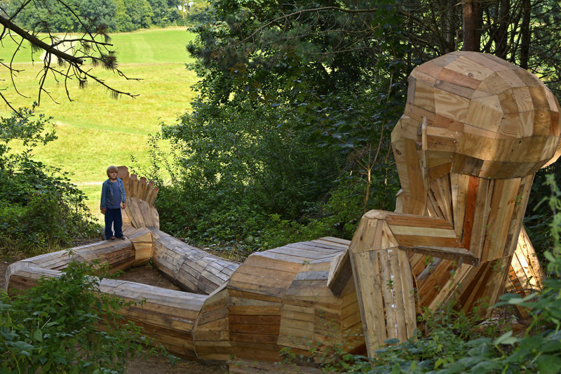 Художник прячет деревянных гигантов в парках Копенгагена