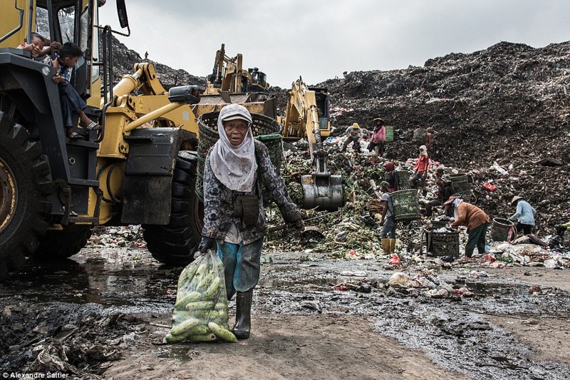 Жизнь под грудой мусора: как индонезийцы выживают на огромной свалке