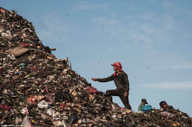 Жизнь под грудой мусора: как индонезийцы выживают на огромной свалке