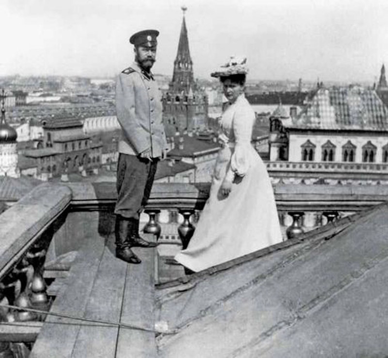 Николай II и Императрица Александра Федоровна на крыше Большого Кремлевского дворца, Москва, 1903 год.