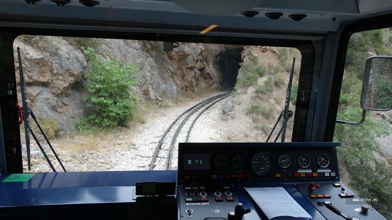 2. Экскурсионный поезд в скале в Мега Спилео
