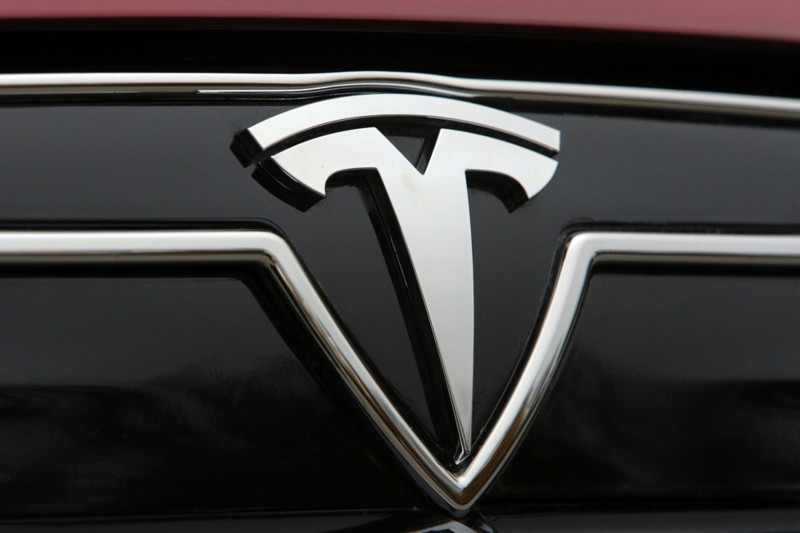 Tesla представят полностью электрическую модель грузовика