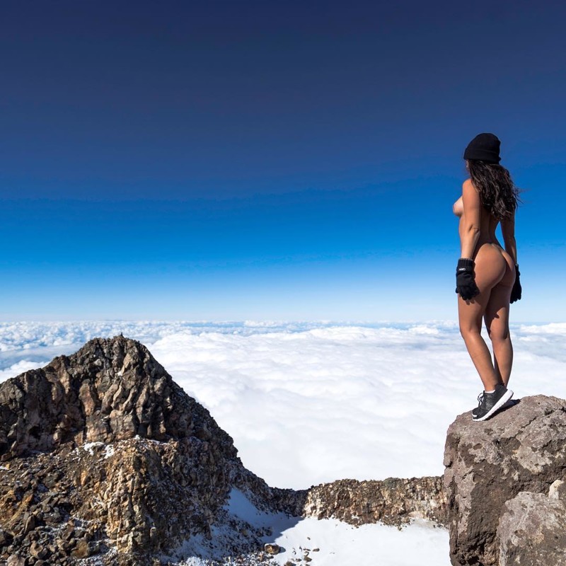 Модель Playboy разозлила новозеландцев, снявшись голой на священной горе Таранаки