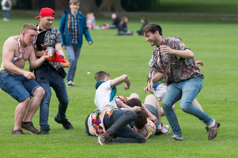Тысячи студентов Кембриджа устроили пьянку в парке семейного отдыха