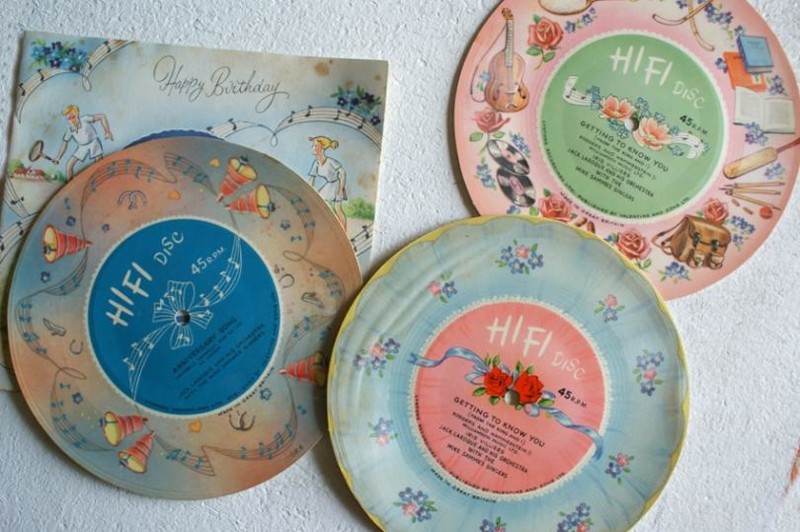 Примеры поздравительных открыток на дисках. Сам материал – пластиковая плёнка, которую при помощи ламинирования наносили на распечатанную открытку.