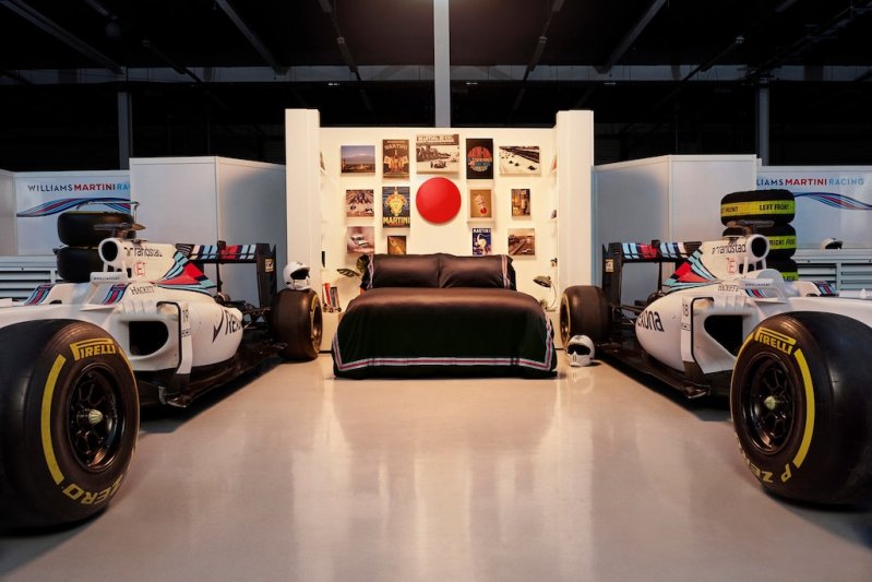 Ночь в гараже с болидами Формулы-1 команды Williams