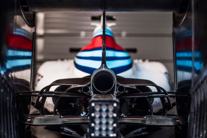 Ночь в гараже с болидами Формулы-1 команды Williams