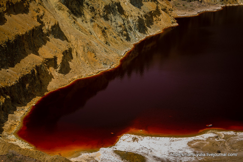 Красные озера где. Красное озеро Кипр. Кровавое озеро Кипр. Кровавое красное озеро. Митсеро Кипр.