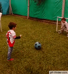 Удар мячом ребенку. Мяч для детей. Гифка прикол футбол вратарь. Футбол большим мячом. Дети играют в футбол гиф.