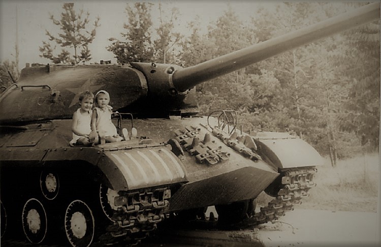 Дети на броне.