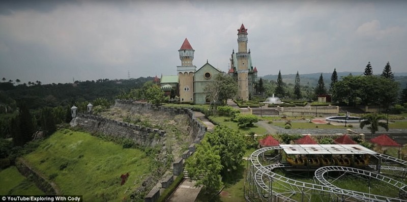Мрачное королевство: так выглядит заброшенный Диснейленд на Филиппинах