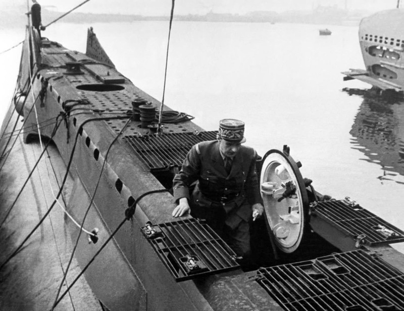 Генерал Шарль де Голль на борту подводной лодки, принадлежащей ВМФ Свободной Франции, 1941 год.