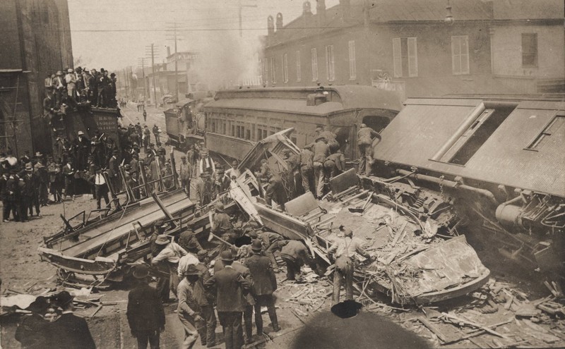 Последствия столкновения трамвая и поезда, Лексингтон, штат Кентукки, 1907 год.