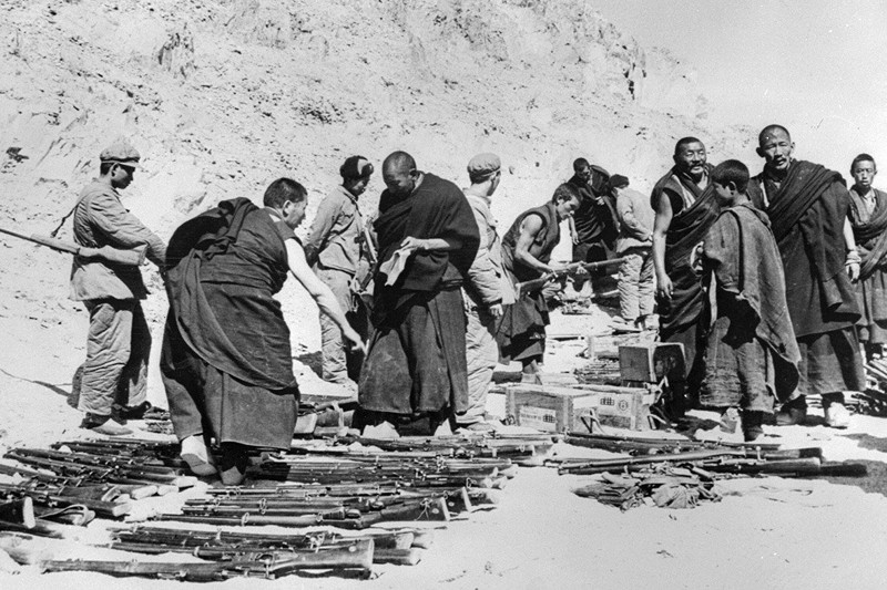 Тибетские монахи сдают оружие китайским солдатам после неудачного восстания 1959 года.