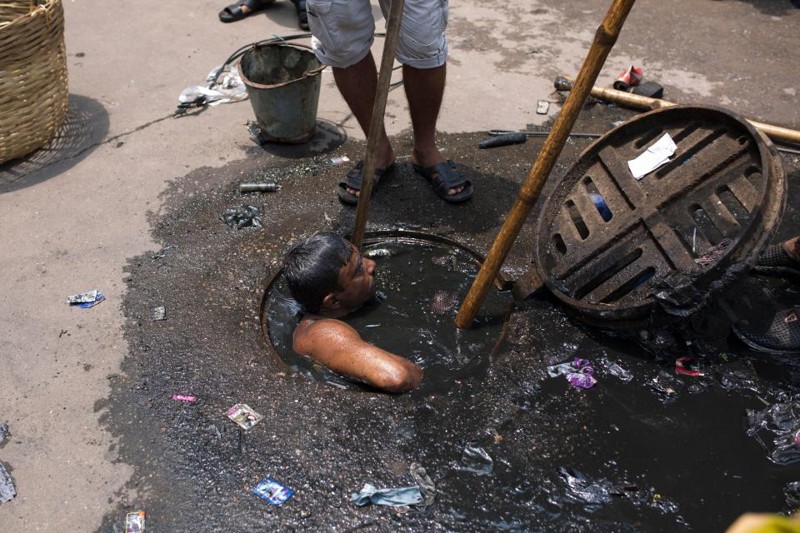 Худшая работа в мире: чистить канализацию в Бангладеш