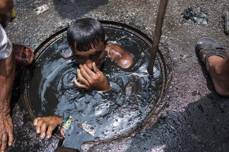 Худшая работа в мире: чистить канализацию в Бангладеш