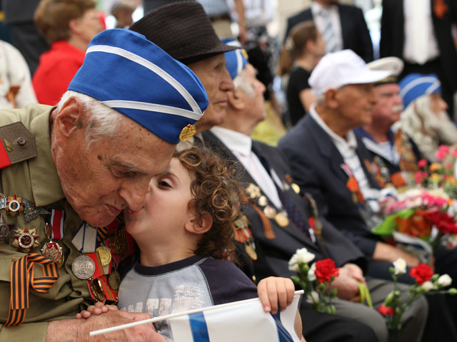 Фото девочка и ветеран