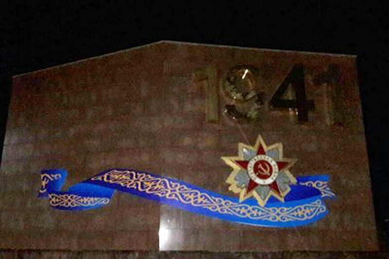 В Казахстане с Обелиска Славы содрали георгиевскую ленту