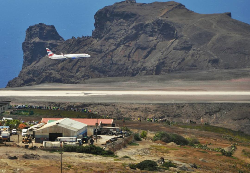 В самом бесполезном аэропорту мира, спустя год после открытия, приземлился первый самолет
