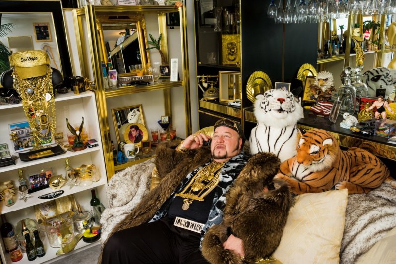 Боб Лимо, 49 лет. Сам себя он называет “Король Лимо”. Ежедневно он носит на себе более 10 килограмм золота и длинную меховую шубу до пола, которую ему когда-то подарил сам Майк Тайсон.