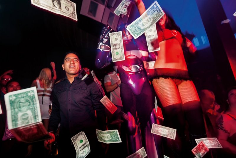 Этот неизвестный бизнесмен потратил в клубе тысячи долларов. Часть этой суммы ушла на денежный дождь: с потолка клуба были развеяны несколько сотен долларовых купюр.