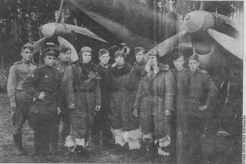 старший лейтенант Плис Нурпеисов (на фото в центре)