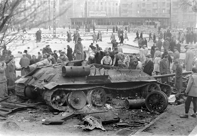 Уничтоженный советский Т-34-85 в Будапеште, 1956 год.