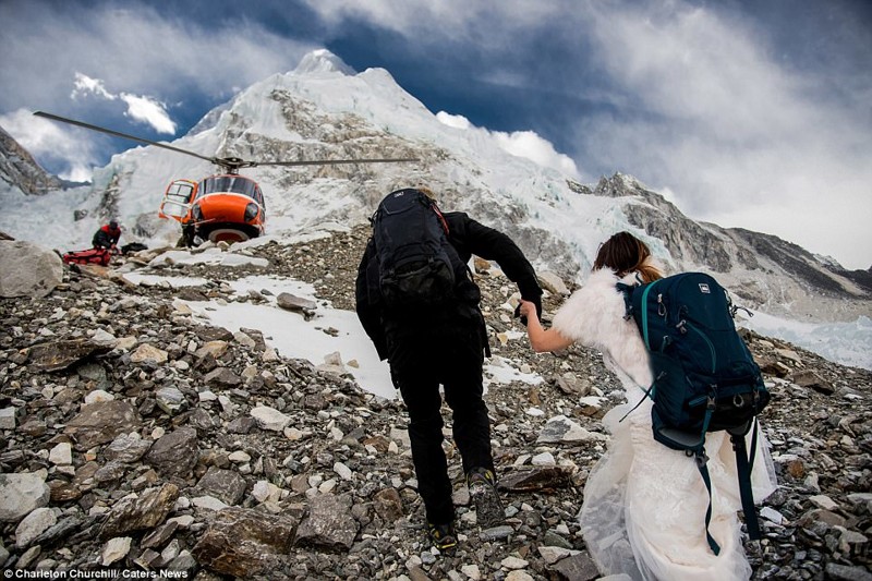 Парочка экстремалов сыграла свадьбу на Эвересте!