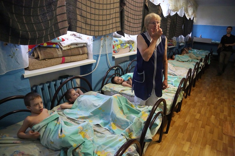 По данным ООН, в начале 2016 года на оккупированных украинских территориях (в основном в городах Луганске и Донецке) проживало около 400 тысяч детей.