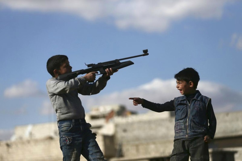По данным ЮНИСЕФ, за прошлый год по меньшей мере 851 ребенок был вынужден участвовать в боевых действиях на стороне вооруженных группировок - это вдвое больше, чем годом ранее.