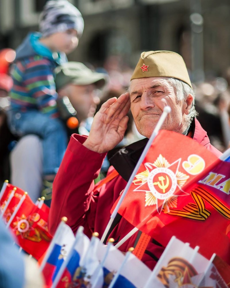 В масштабных парадах в честь Великий Победы приняли участие и пришли посмотреть - миллионы человек, среди них - счастливые ветераны со слезами на глазах
