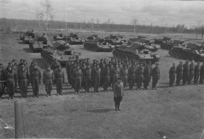 Личный состав 221-го отдельного Перновского танкового полка получает танковую колонну «За советскую Эстонию». Калининский фронт, 6 мая 1943 года.