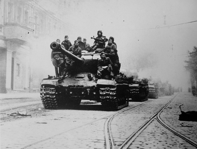 Групповой снимок красноармейцев на тяжелом танке ИС-2 на улице. Берлин. Май 1945 года.