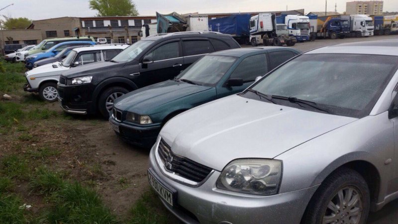 В Казахстане автомобили покрасили вместе с забором