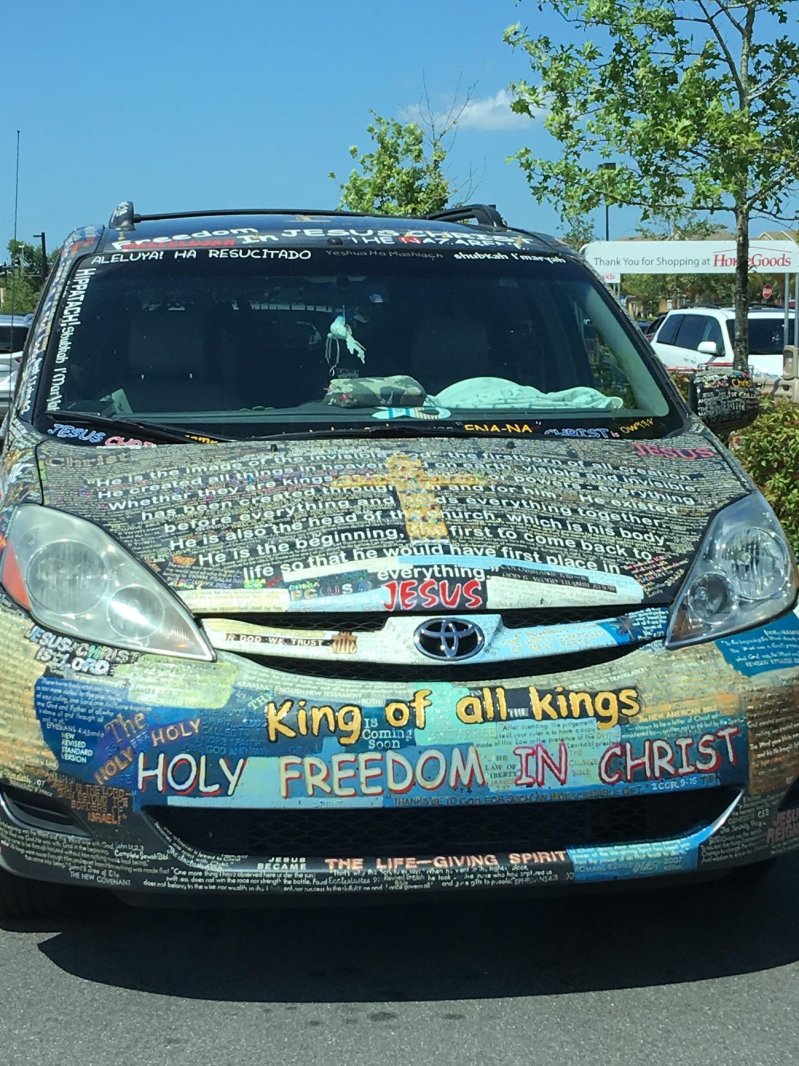 Религиозные тексты на кузове автомобиля