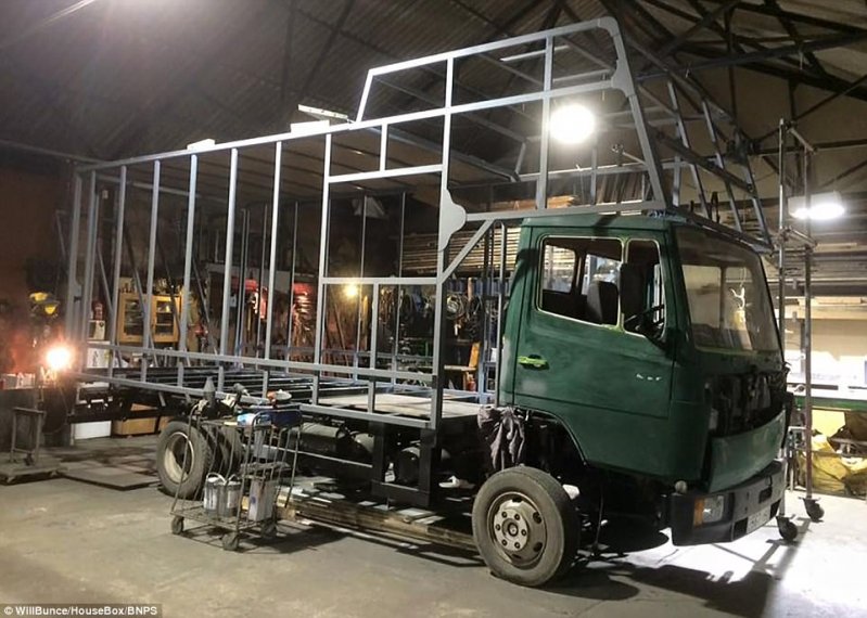 Нашелся талантливый британский 33-летний умелец Дин Краго, решивший не просто реанимировать грузовики, а подарить им новую, совсем другую жизнь. После перевоплощения они становятся домами на колесах.