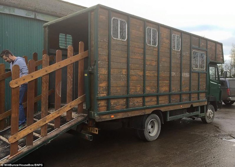 Мастер превратил старый грузовик для перевозки лошадей в шикарный дом