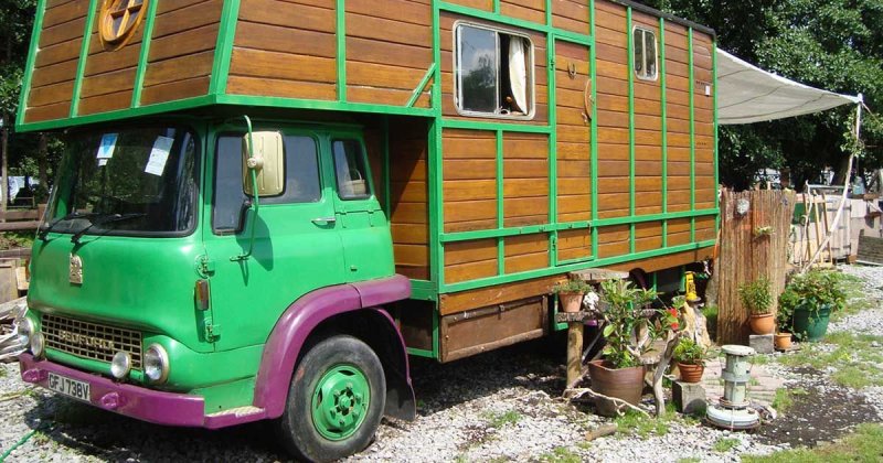 Мастер превратил старый грузовик для перевозки лошадей в шикарный дом