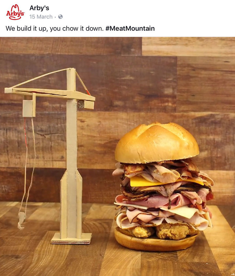 "Мы строим, вы съедаете" - реклама бургера Meat Mountain